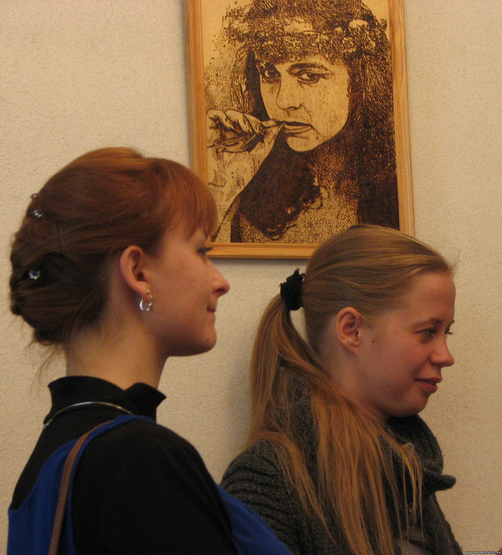 Белорусские девушки у картины Алеся